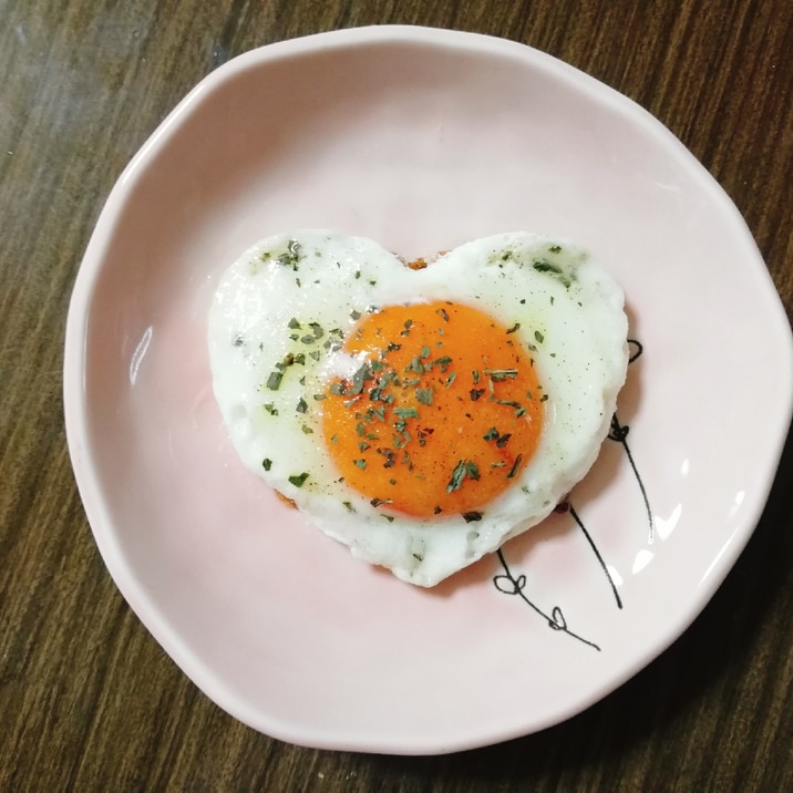 トッピングに！ハートの目玉焼き